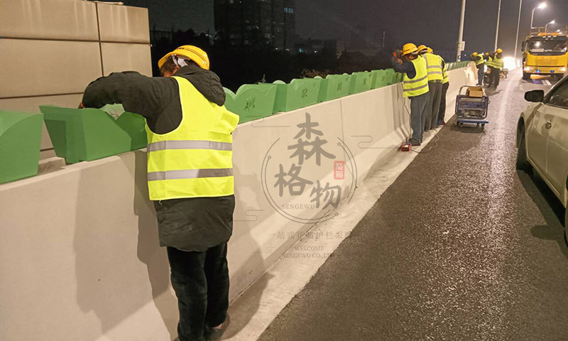 高架桥不锈钢单体花箱的安装