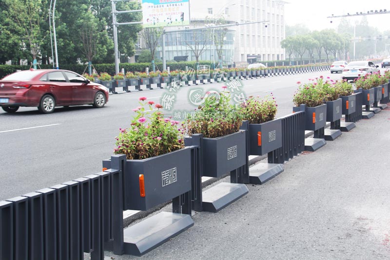 浙江花箱厂家:市政花箱的合理布局,优化城市绿化景观 浙江花箱厂家:市政花箱的合理布局,优化城市绿化景观