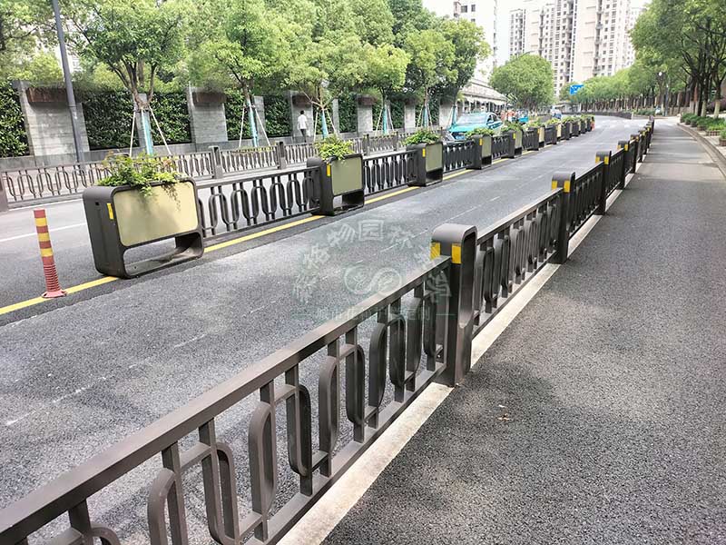 什么是道路护栏花箱? 什么是道路护栏花箱?