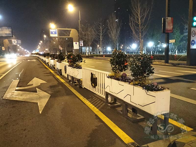 户外道路花箱是城市道路的重要组成部分 户外道路花箱是城市道路的重要组成部分