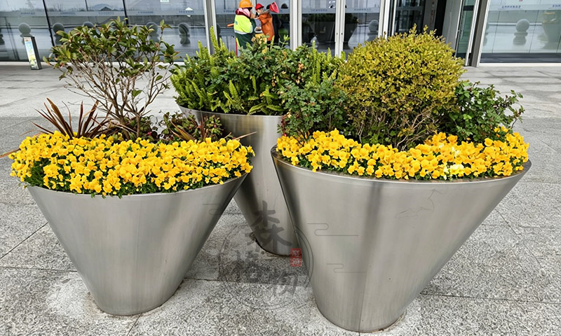 不锈钢组合花箱:给城市添点好看又耐用的绿意 不锈钢组合花箱:给城市添点好看又耐用的绿意