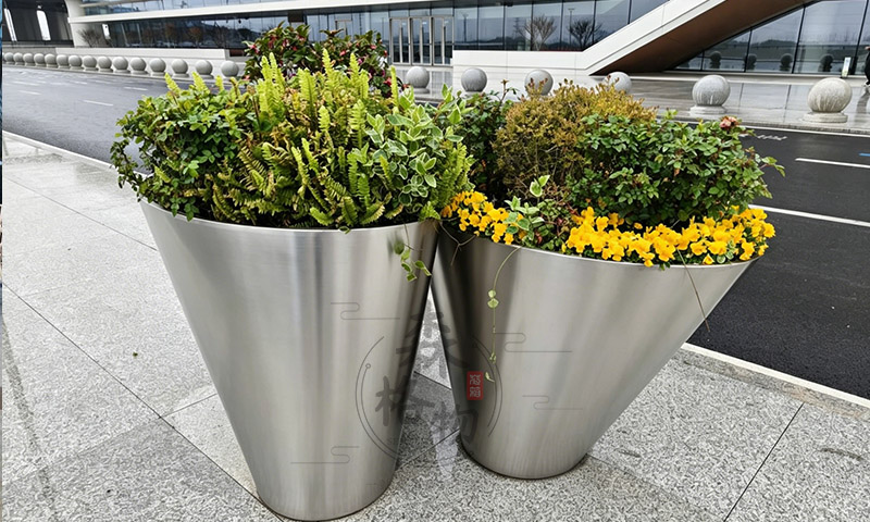 不锈钢组合花箱:给城市添点好看又耐用的绿意 不锈钢组合花箱:给城市添点好看又耐用的绿意