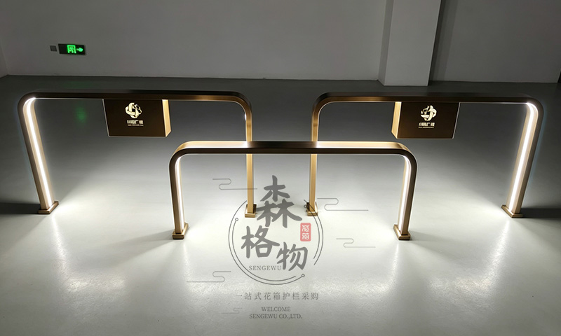 又一款商场灯光隔离栏杆、户外景观发光导视栏 又一款商场灯光隔离栏杆、户外景观发光导视栏