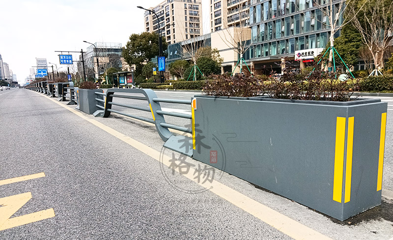 森格物新中式花箱护栏定制,城市道路提升景观隔离设施厂家 森格物新中式花箱护栏定制,城市道路提升景观隔离设施厂家