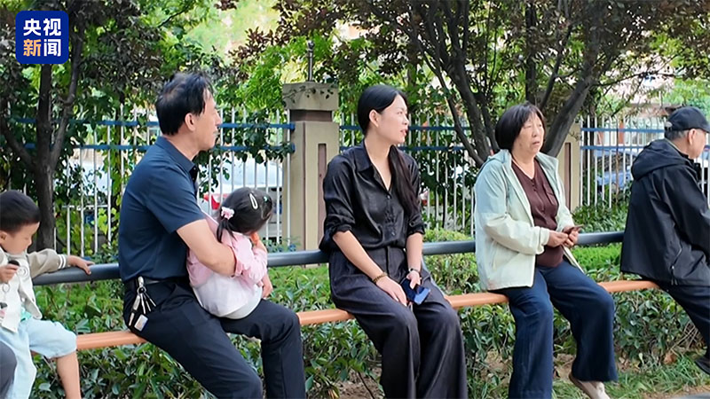 “一根杆”长椅火出圈后,认真“抄作业”的来了! “一根杆”长椅火出圈后,认真“抄作业”的来了!