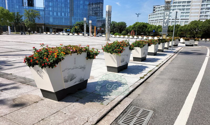 上饶花箱案例：体育场花箱隔断案例