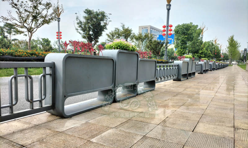 扬州花箱案例：不锈钢道路花箱护栏案例