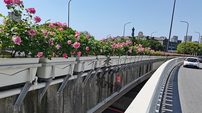 河北花箱案例：高架桥梁外挂式花箱花盆案例