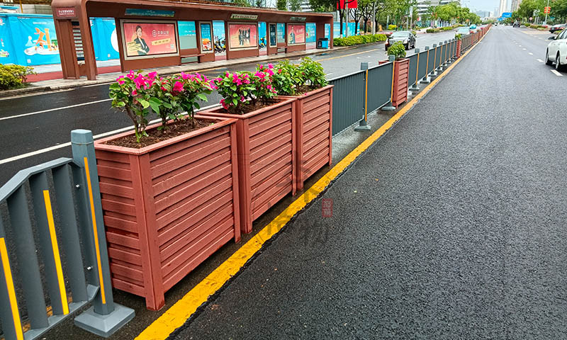 湖北pvc花箱道路护栏组合案例