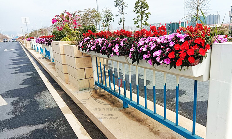 道路传统护栏加装马鞍花盆绿化案例